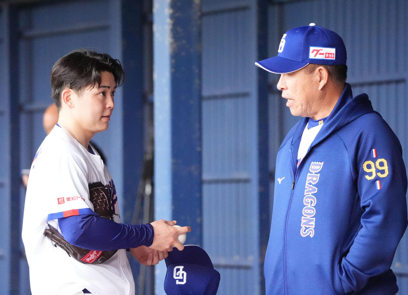 ブルペンで言葉を交わす中西（左）と井上監督（撮影・森本幸一）