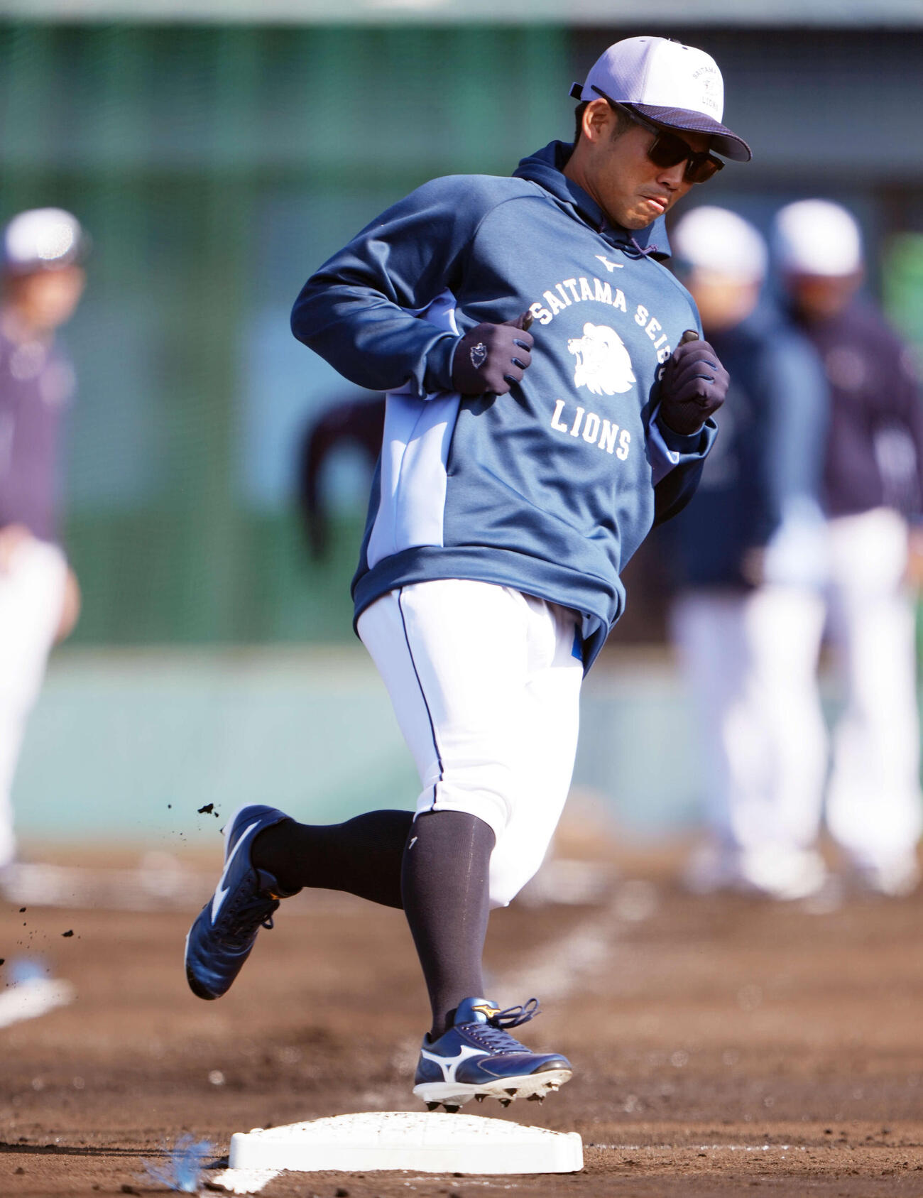ベースランニングする西武桑原（撮影・小島史椰）