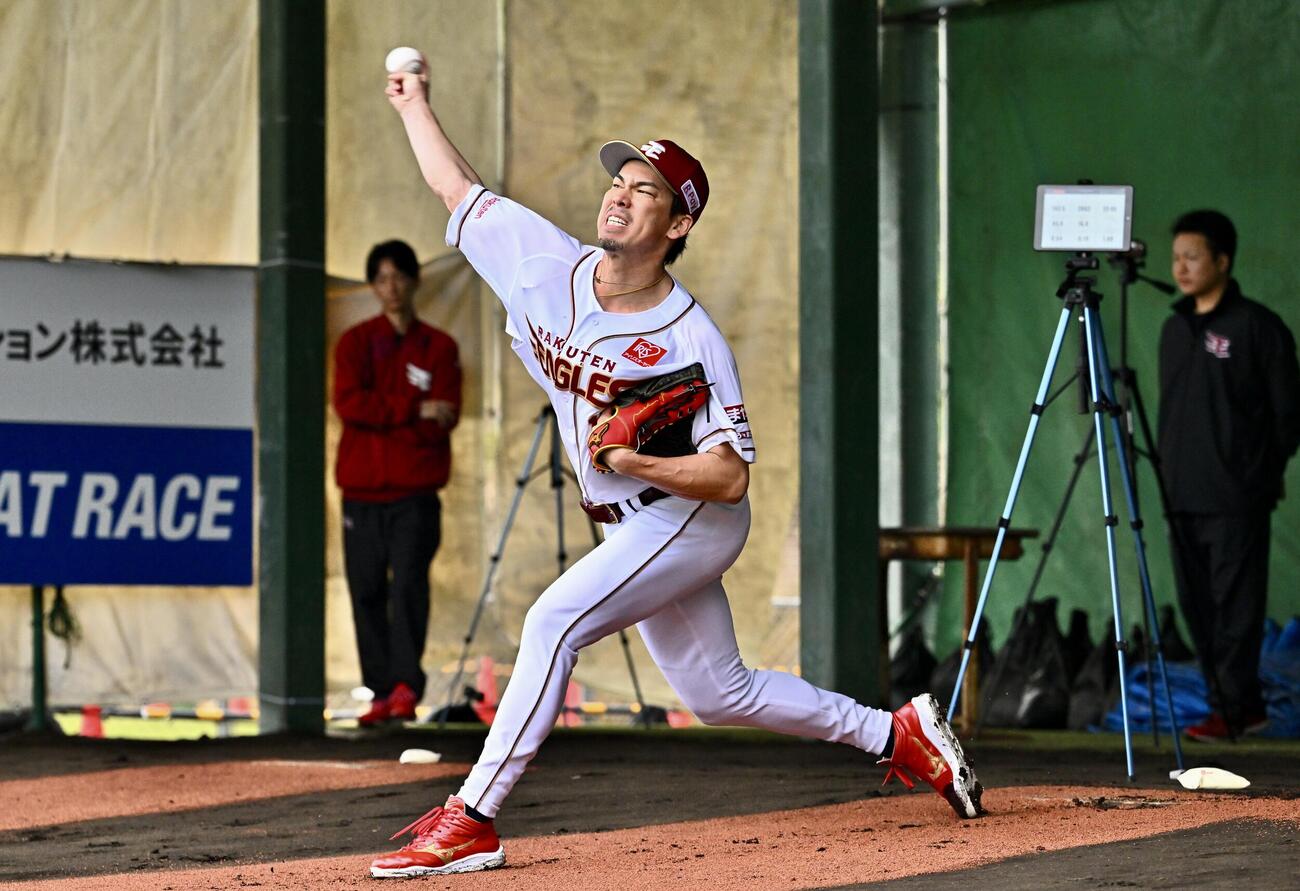 ブルペンで投球練習する楽天前田健（撮影・滝沢徹郎）
