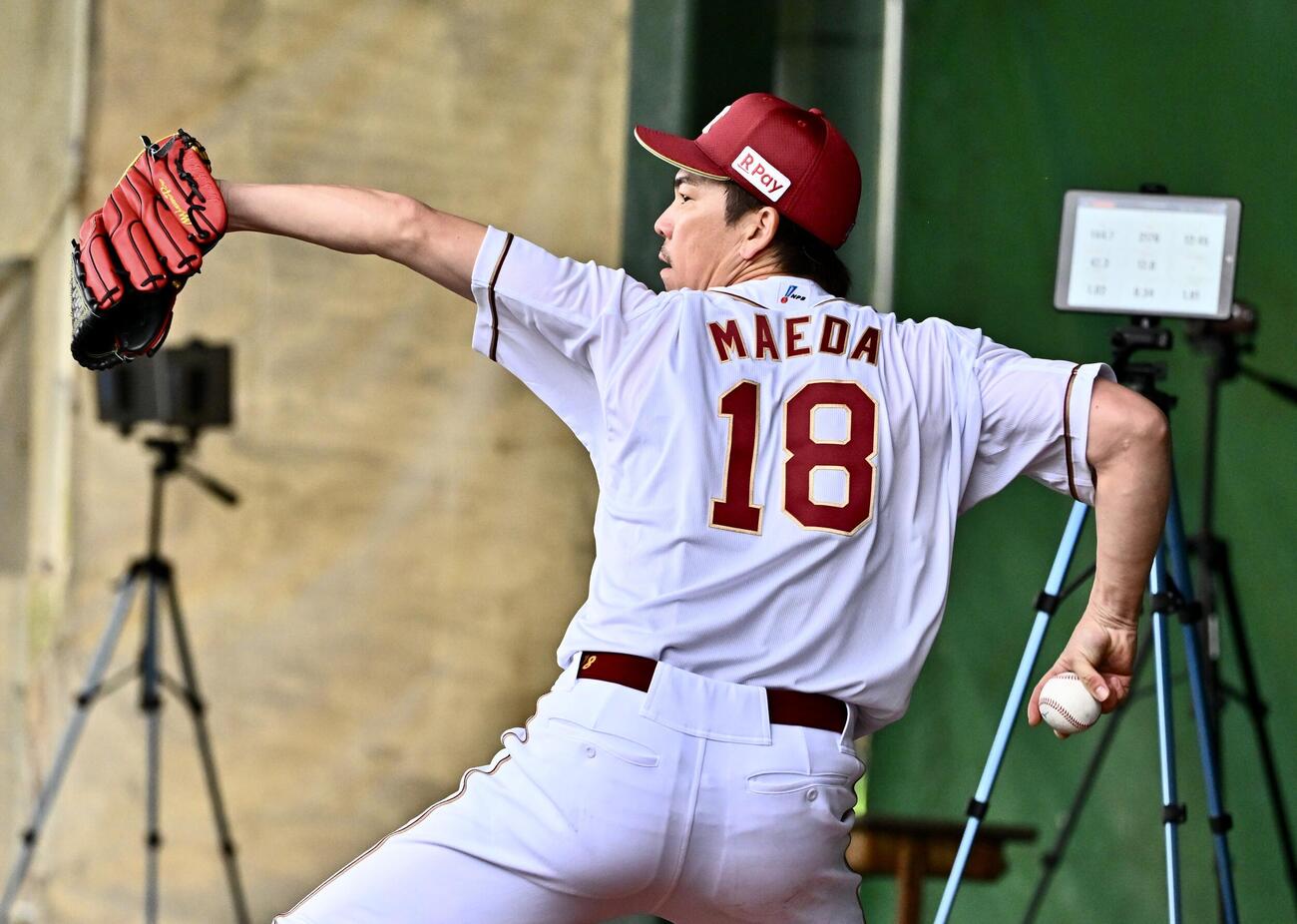 ブルペンで投球練習する楽天前田健（撮影・滝沢徹郎）