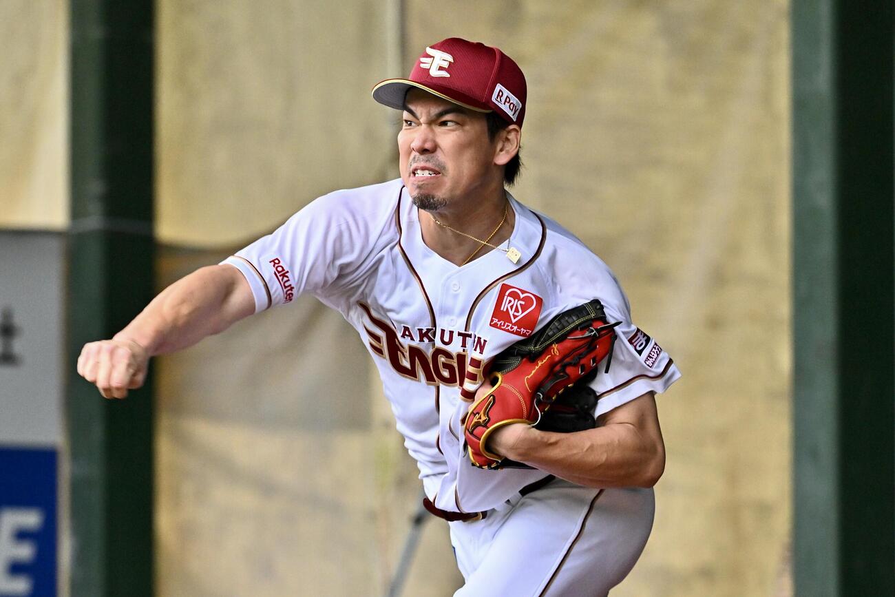 ブルペンで投球練習する楽天前田健（撮影・滝沢徹郎）