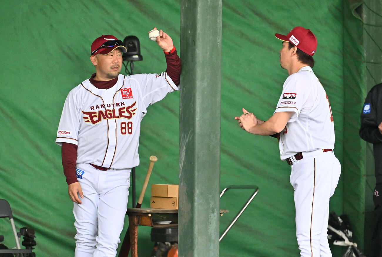 ブルペンで話す楽天三木監督（左）と前田健（撮影・滝沢徹郎）