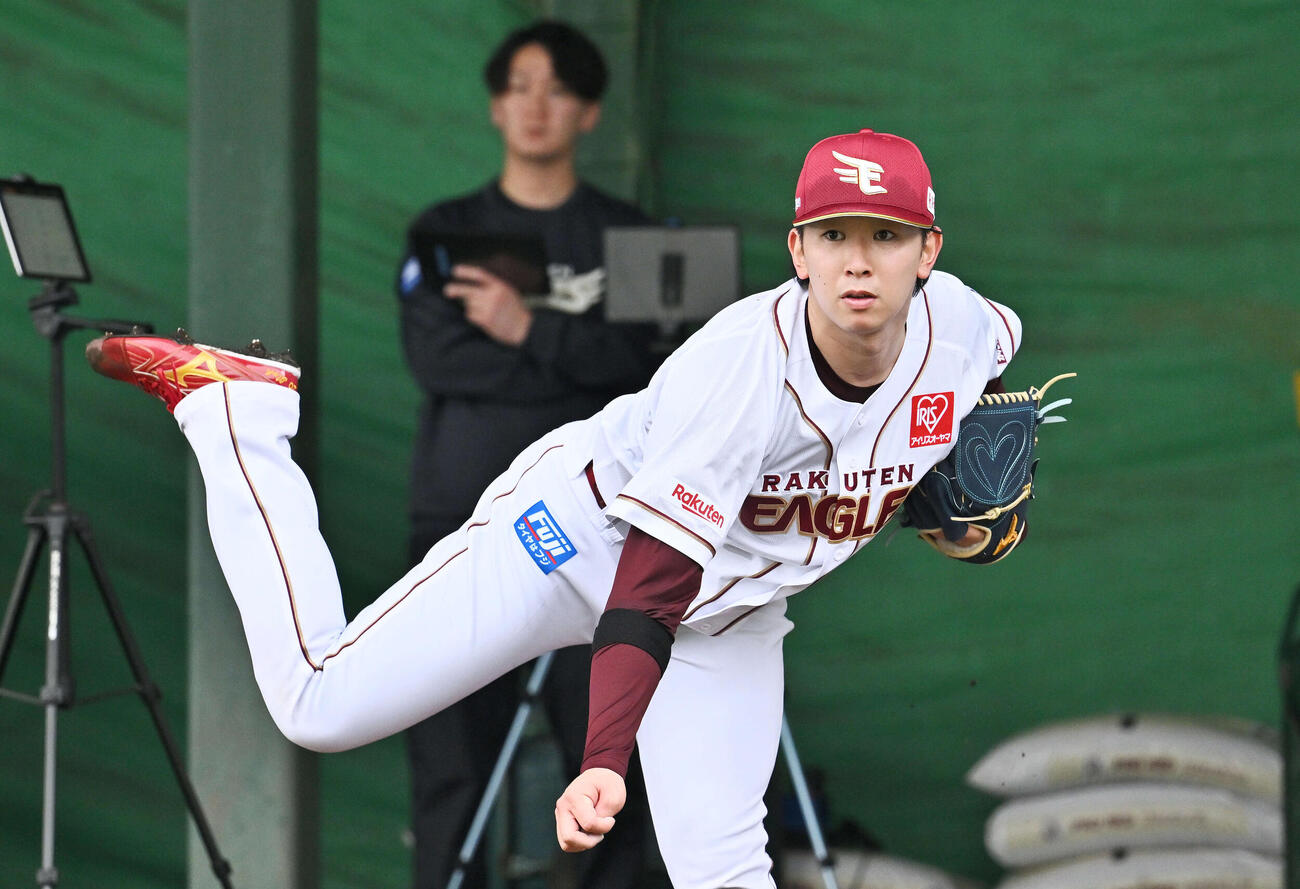 ブルペンで投球練習をする楽天伊藤樹（撮影・滝沢徹郎）