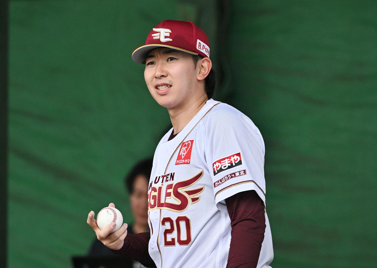 ブルペンで投球練習をする楽天伊藤樹（撮影・滝沢徹郎）