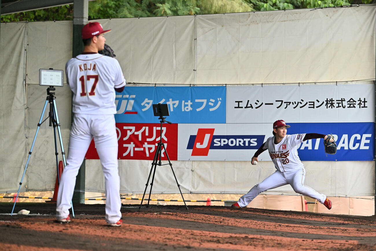 ブルペンで投球練習をする楽天伊藤樹。手前は古謝（撮影・滝沢徹郎）