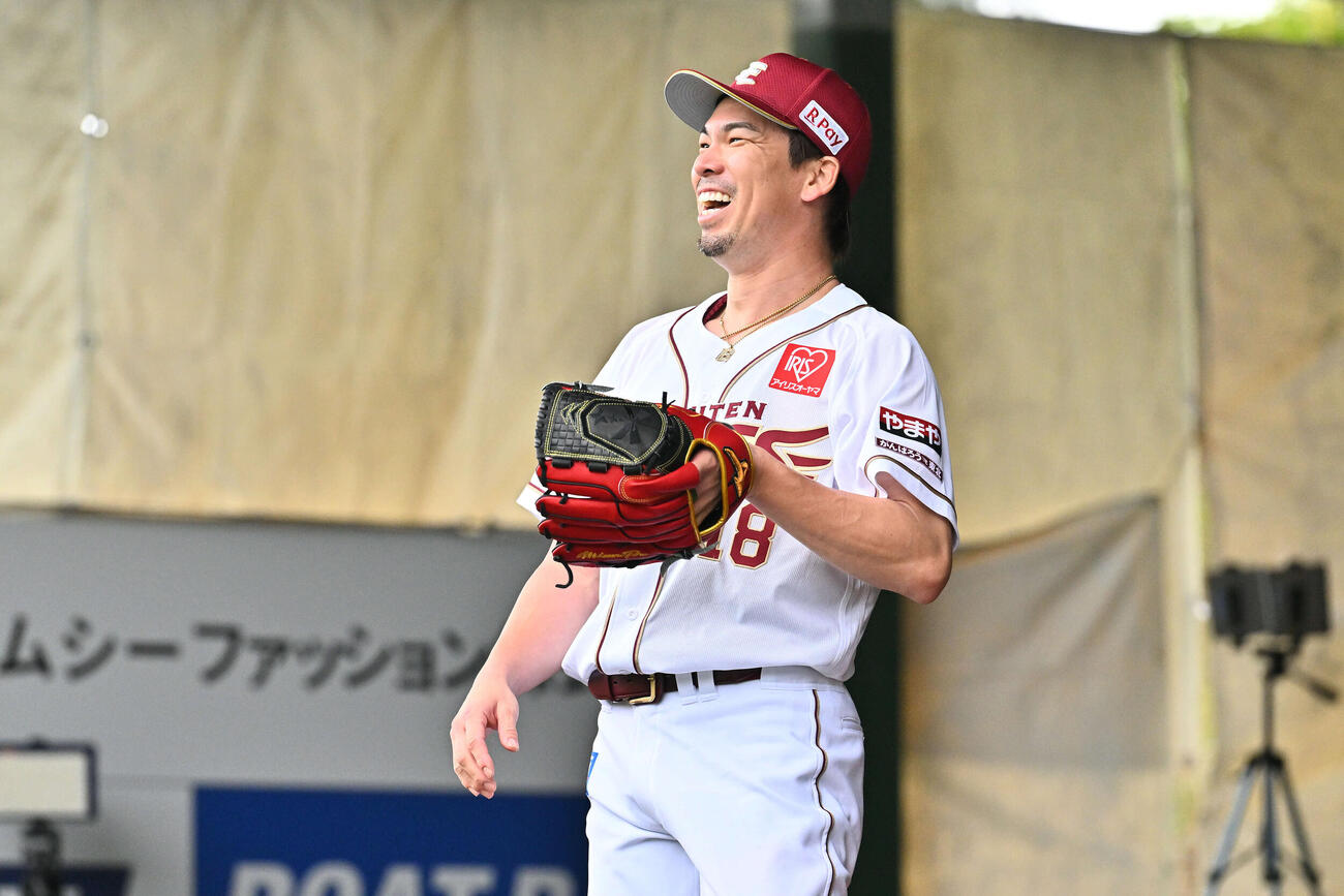 ブルペンで投球練習をする楽天前田健は笑顔を見せる（撮影・滝沢徹郎）