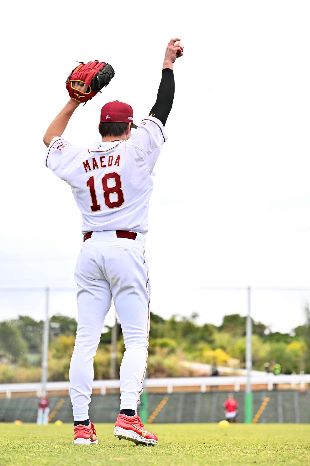 ユニホーム姿でキャッチボールする楽天前田健（撮影・滝沢徹郎）