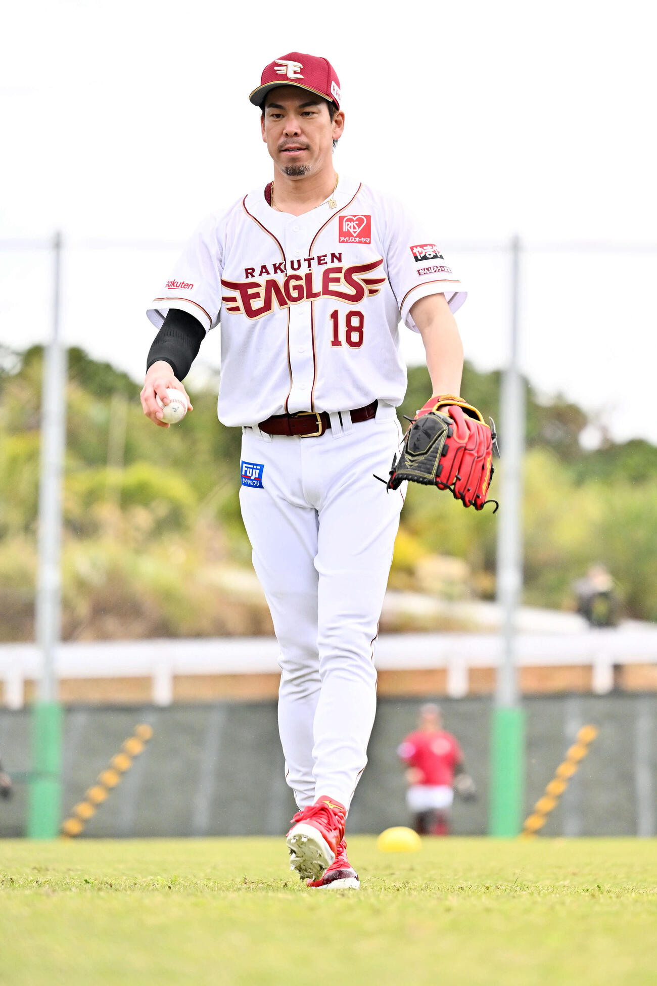 ユニホーム姿でキャッチボールする楽天前田健（撮影・滝沢徹郎）