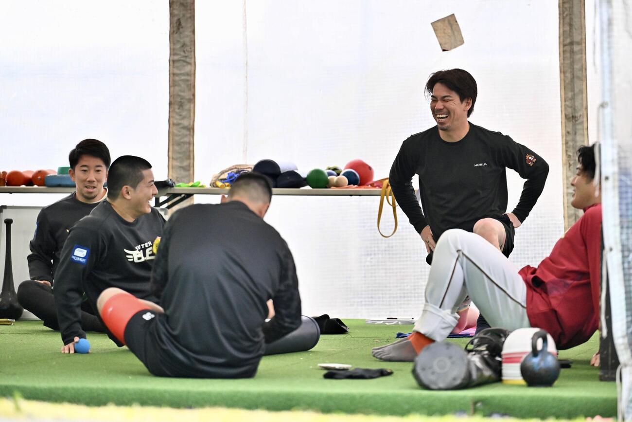 早出でチームメートと談笑する楽天前田健（後方右）（撮影・滝沢徹郎）