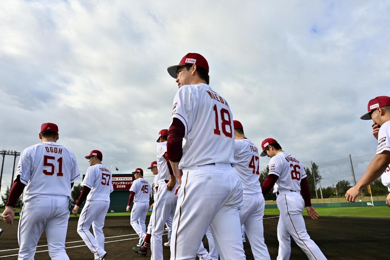 セレモニーのため、ユニホーム姿でグラウンドに出る楽天前田健（手前）（撮影・滝沢徹郎）