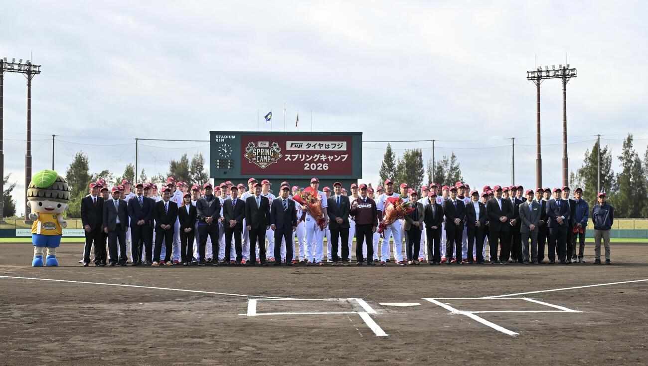 歓迎セレモニーで記念撮影する楽天の選手たち（撮影・滝沢徹郎）