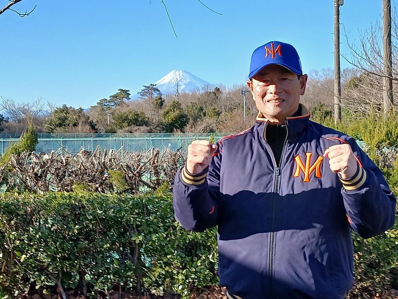 オイシックスCBOの桑田真澄氏は富士山をバックにガッツポーズ