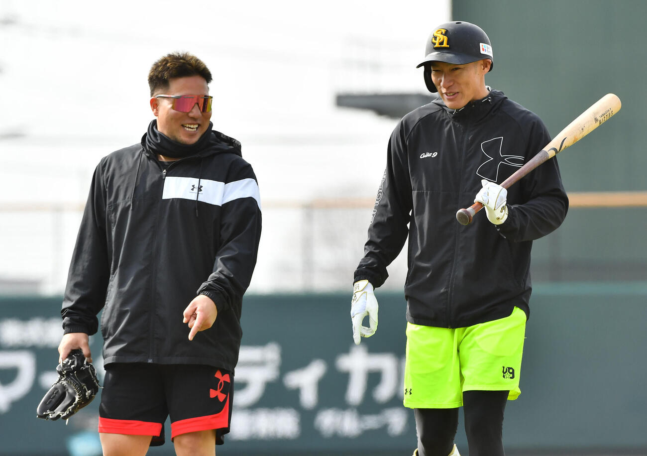 談笑するソフトバンク山川（左）と柳田（撮影・岩下翔太）