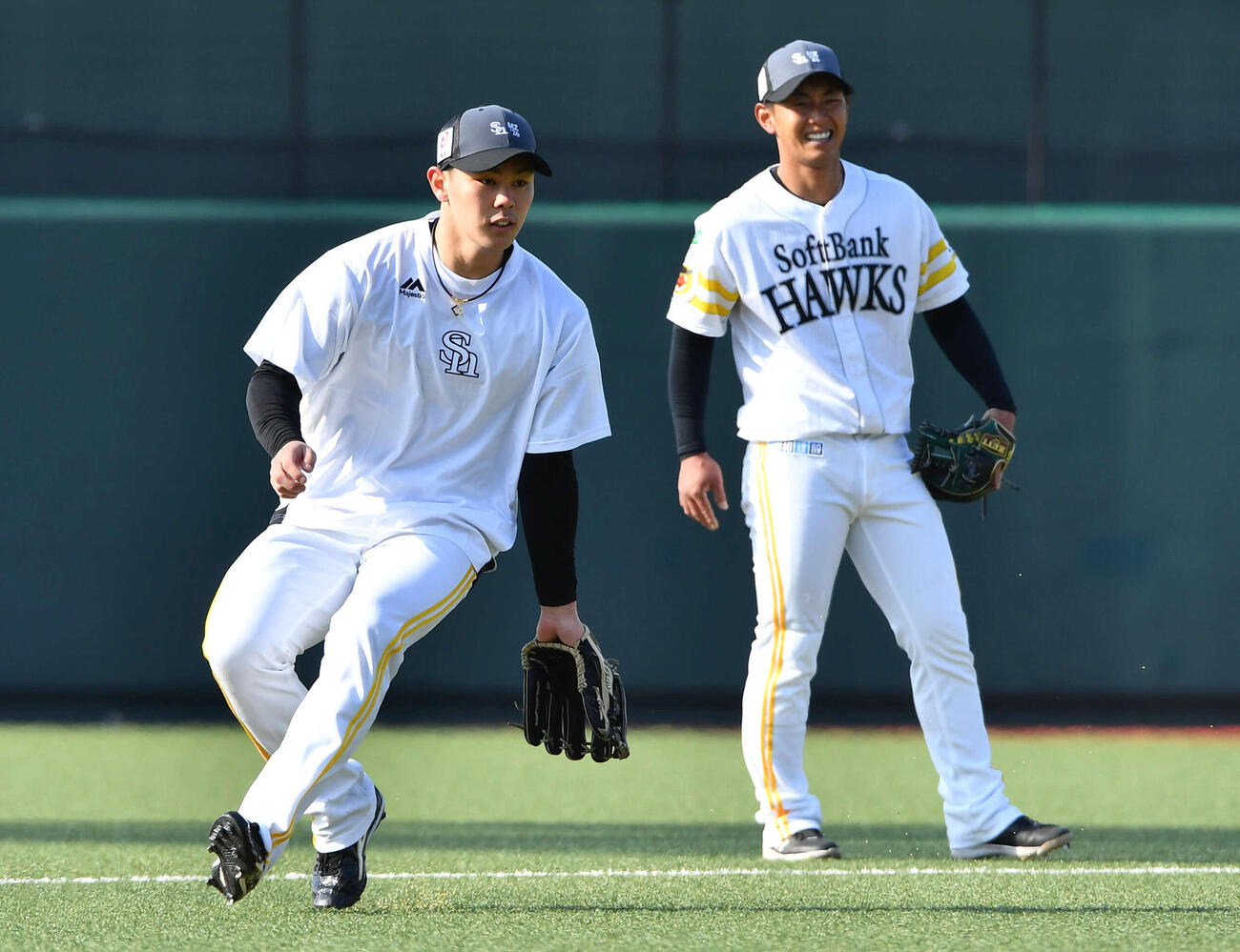 遊撃で今宮（右）とノックを受けるソフトバンク宇野（撮影・岩下翔太）