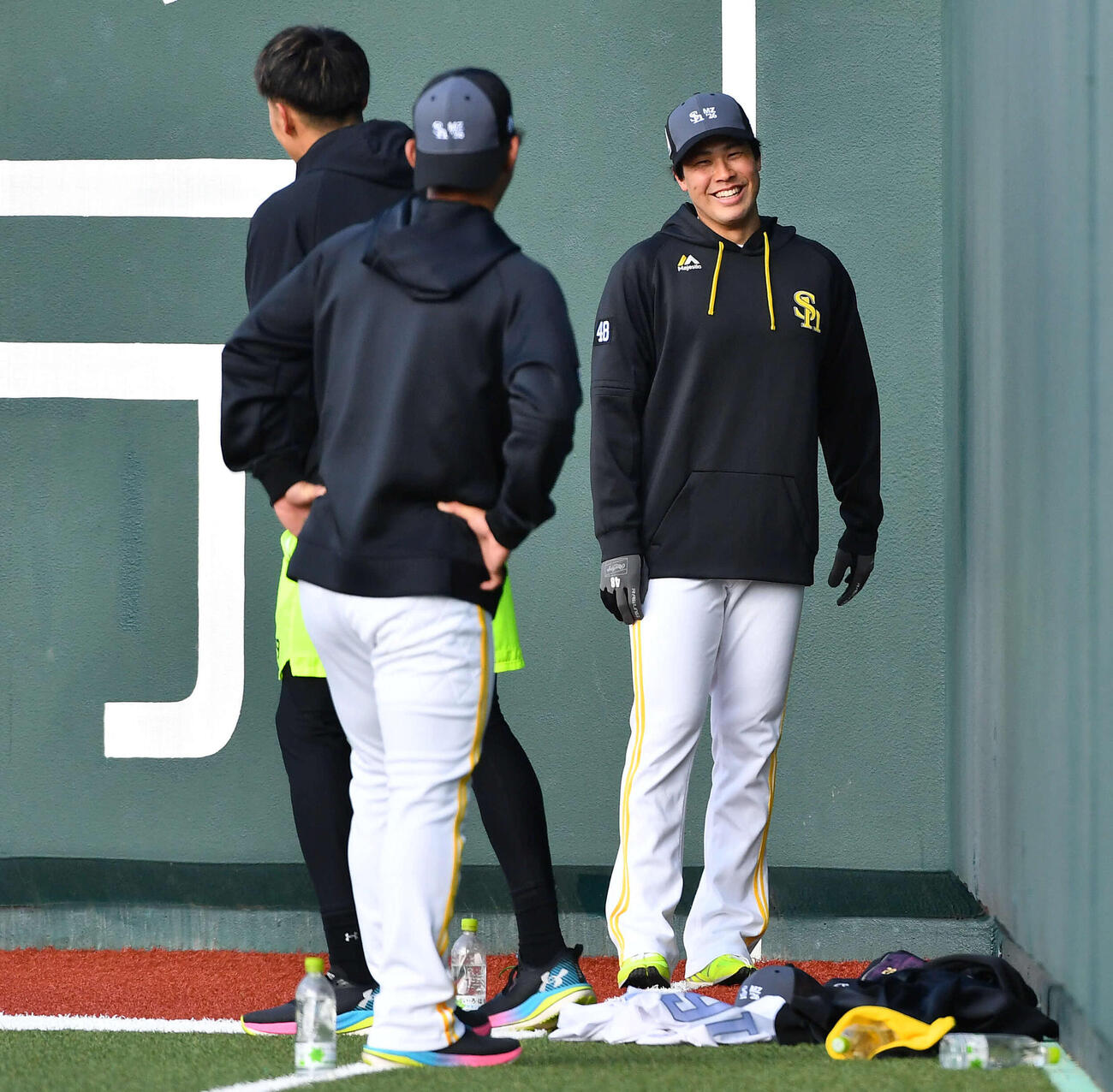 左から柳田、今宮と談笑するソフトバンク藤井（撮影・岩下翔太）