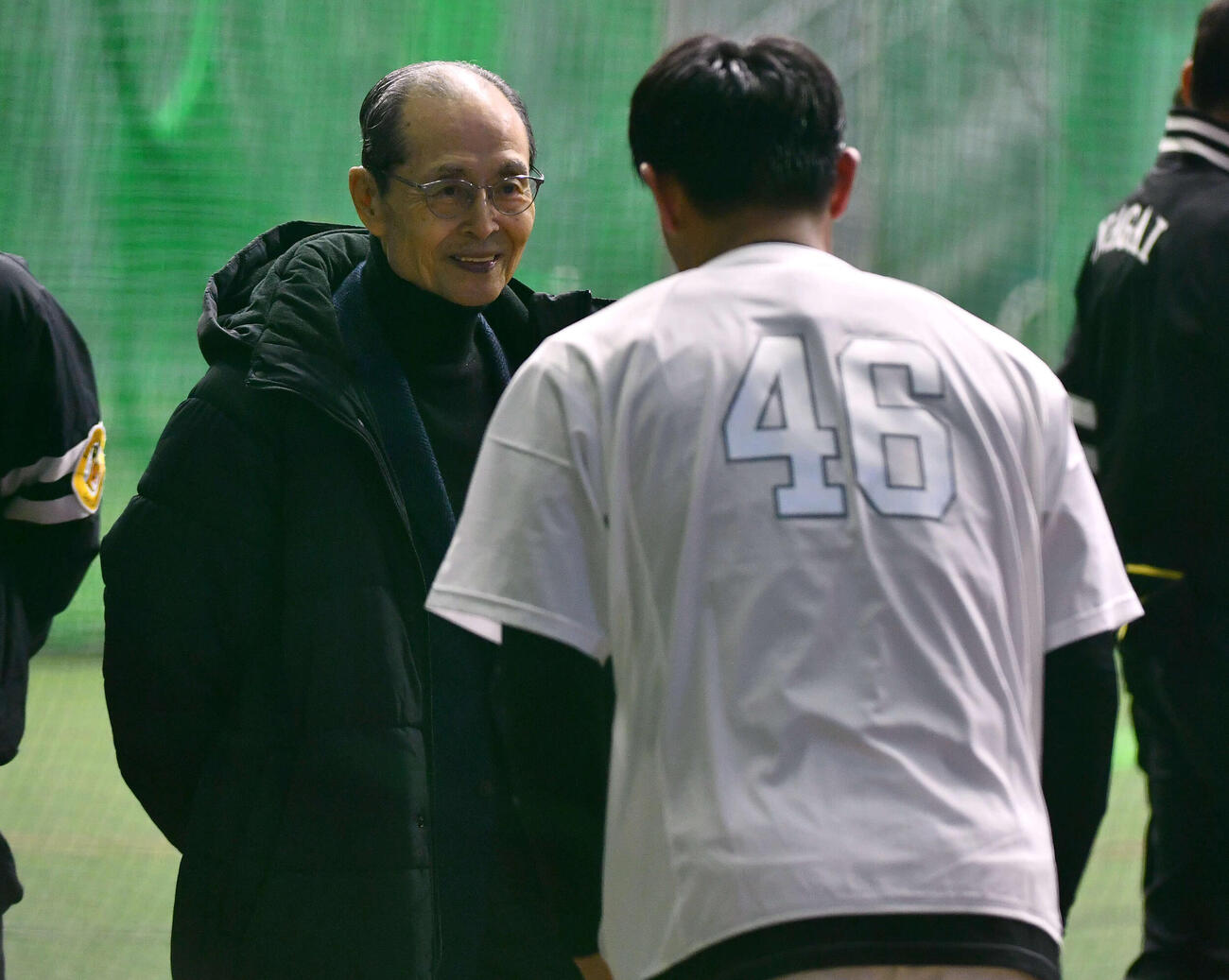 筑後キャンプ初日の視察に訪れたソフトバンク王球団会長（左）は宇野からあいさつされて笑顔を見せる（撮影・岩下翔太）
