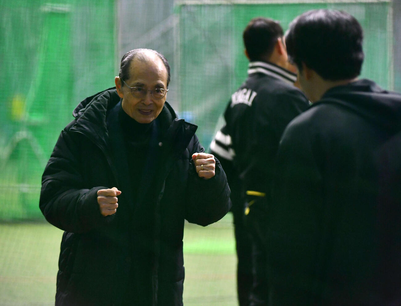 筑後キャンプ初日の視察に訪れたソフトバンク王球団会長（左）は藤井を激励する（撮影・岩下翔太）