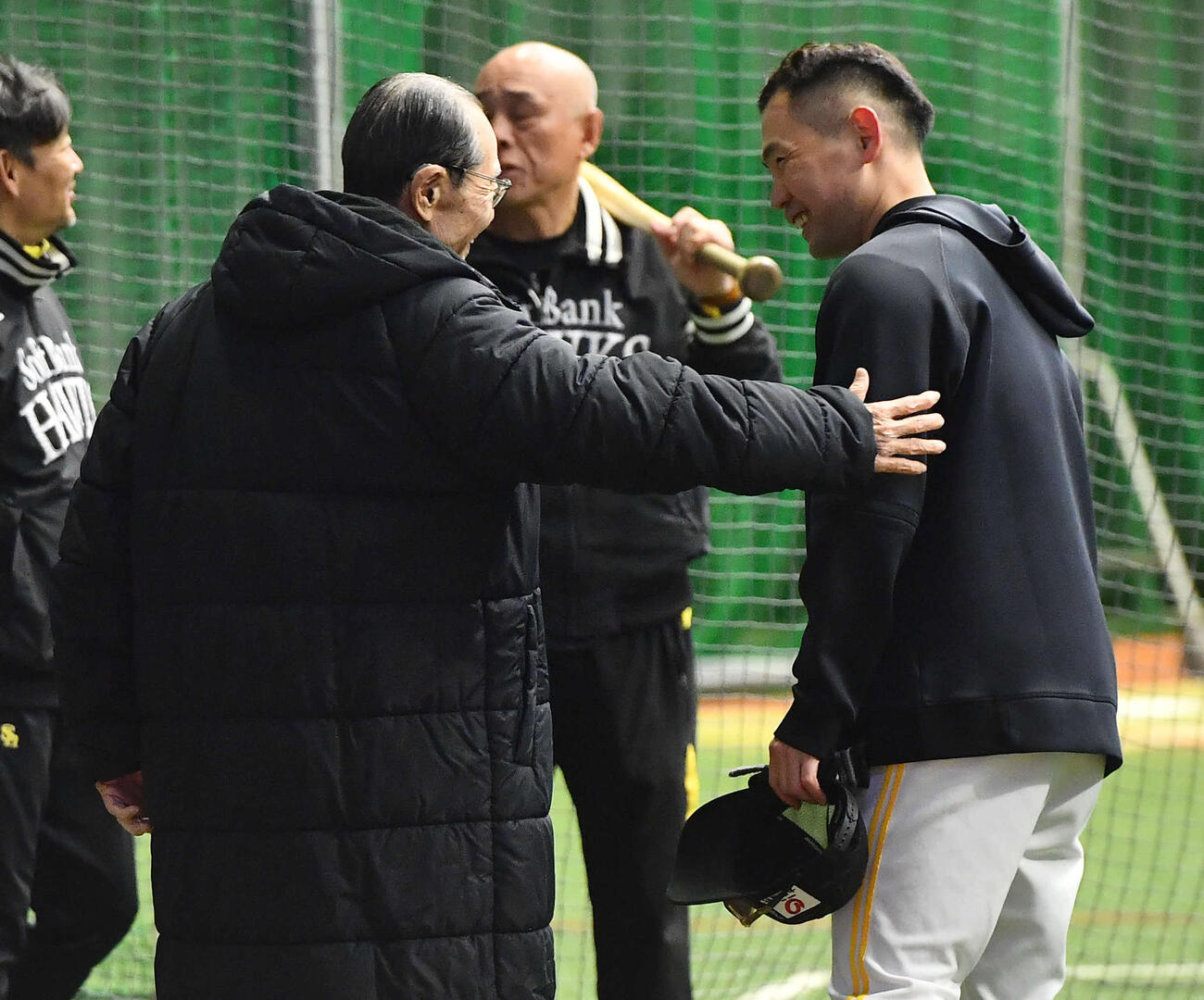 筑後キャンプ初日の視察に訪れたソフトバンク王球団会長（左）と笑顔で話す中村晃（撮影・岩下翔太）