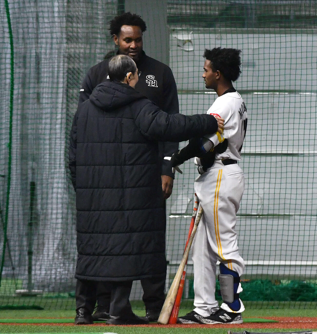 筑後キャンプ初日の視察に訪れたソフトバンク王球団会長（左）はモレノに声をかける（撮影・岩下翔太）