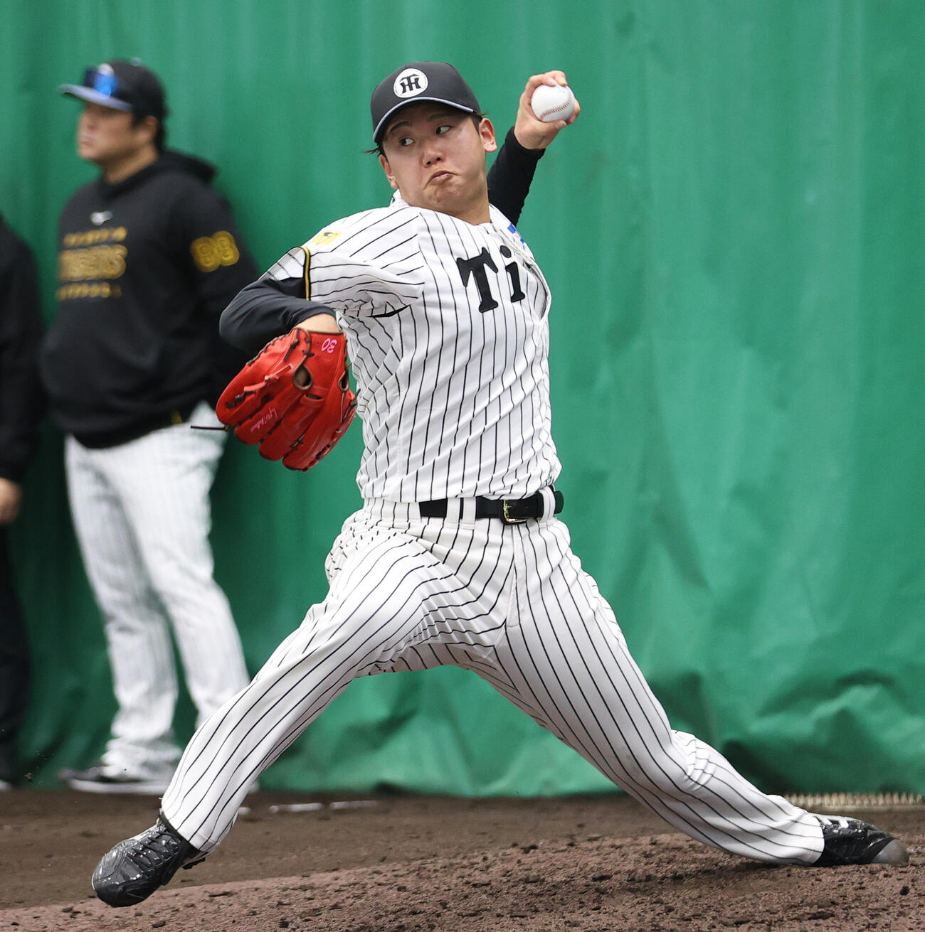 ブルペンで投球する阪神門別（撮影・上山淳一）