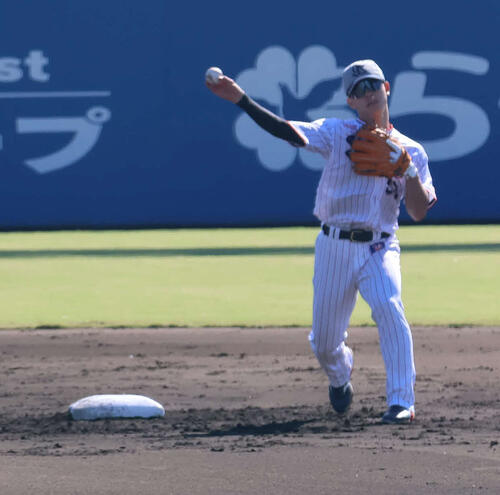 ヤクルト】内山壮真「新鮮な気持ちで…」背番号「3」のユニ姿お披露目
