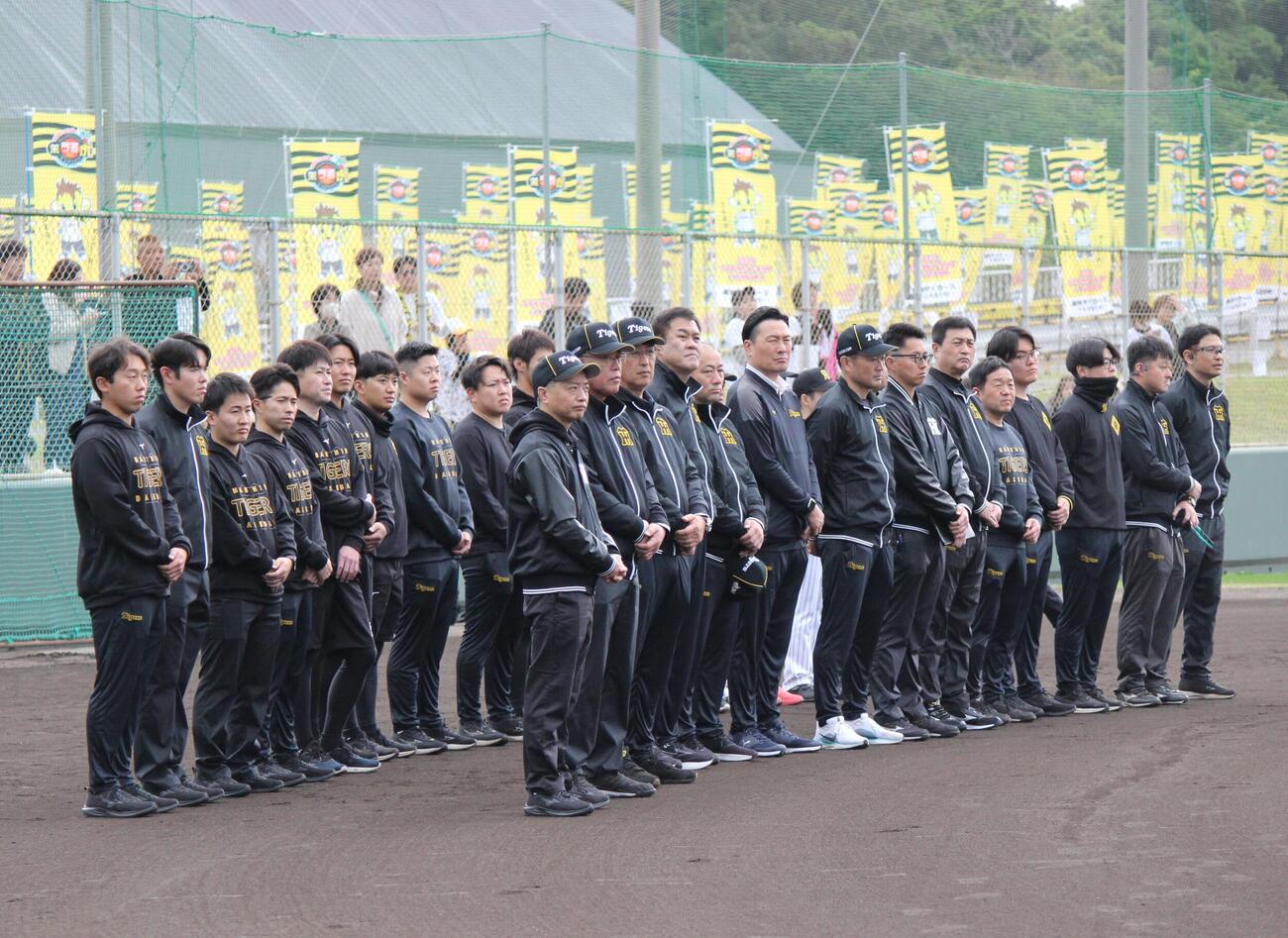 具志川キャンプ初日の歓迎セレモニーに参加した球団スタッフら（撮影・柏原誠）＝2026年2月1日