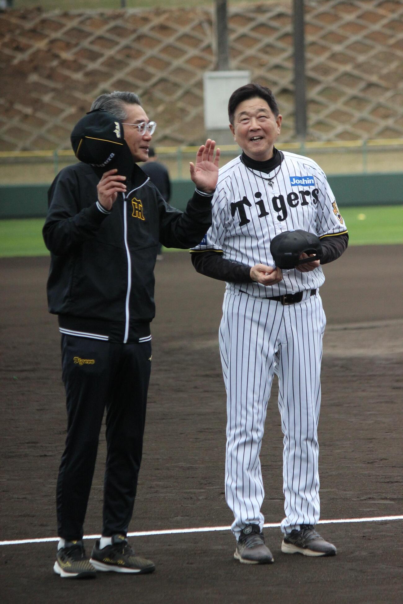 具志川キャンプ初日の歓迎セレモニーを終えて談笑する阪神平田2軍監督（右）と嶌村球団本部長（撮影・柏原誠）＝2026年2月1日