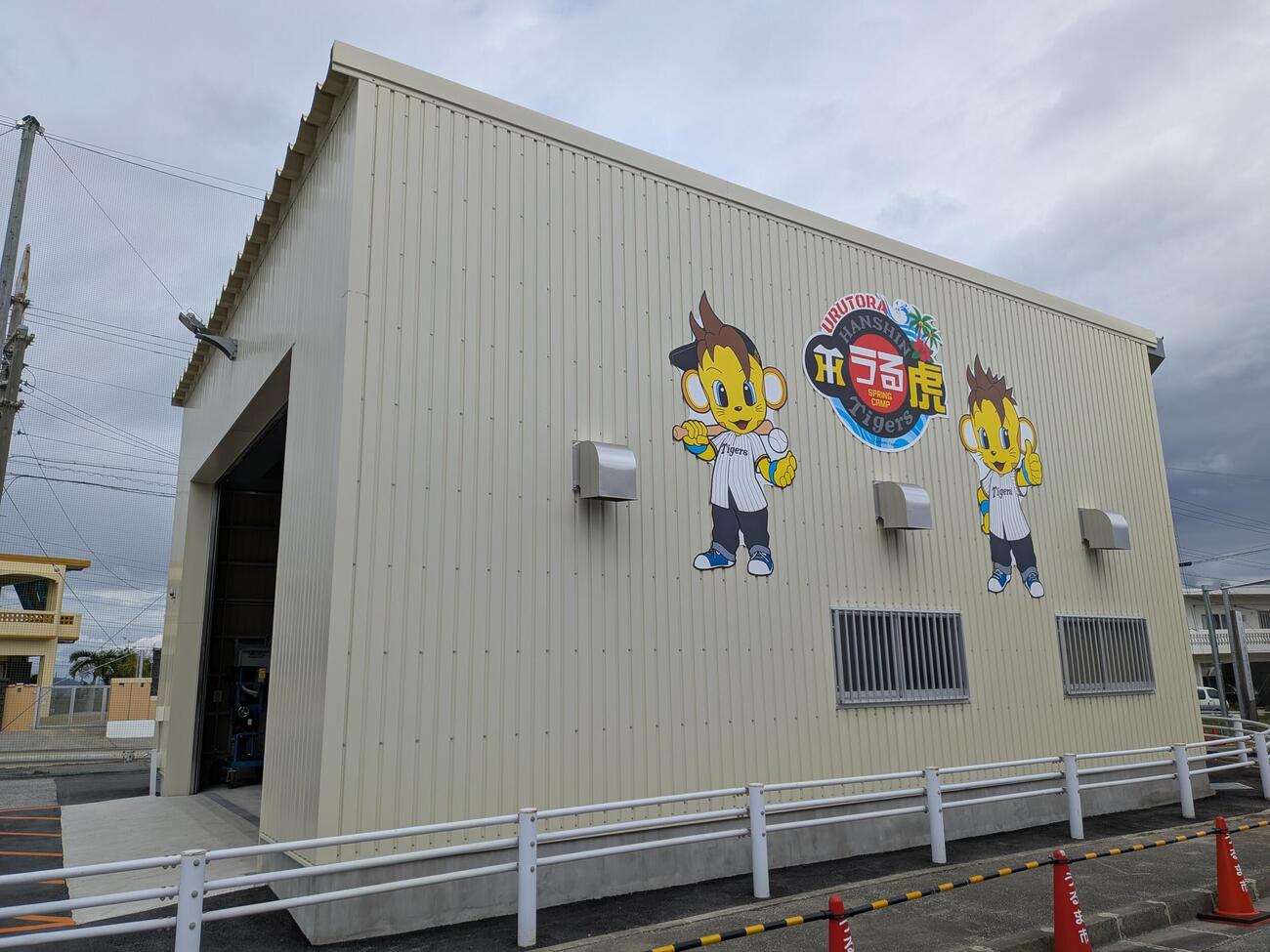 うるま市の具志川野球場に完成した「うる虎倉庫（仮称）」（撮影・柏原誠）＝2026年2月1日