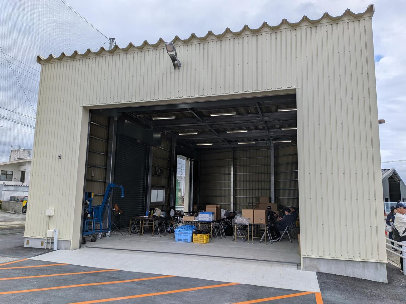 うるま市の具志川野球場に完成した「うる虎倉庫（仮称）」（撮影・柏原誠）＝2026年2月1日