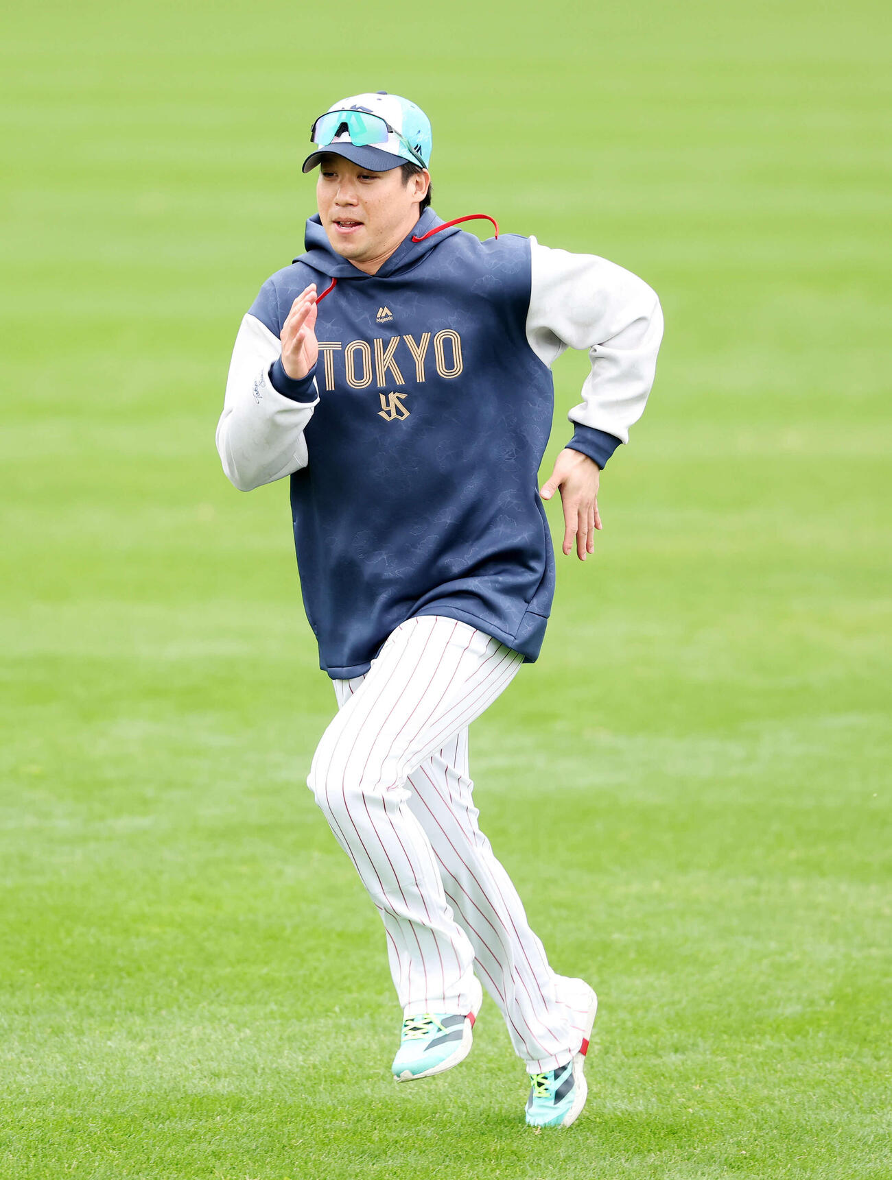 アップするヤクルト山田（撮影・鈴木正人）　