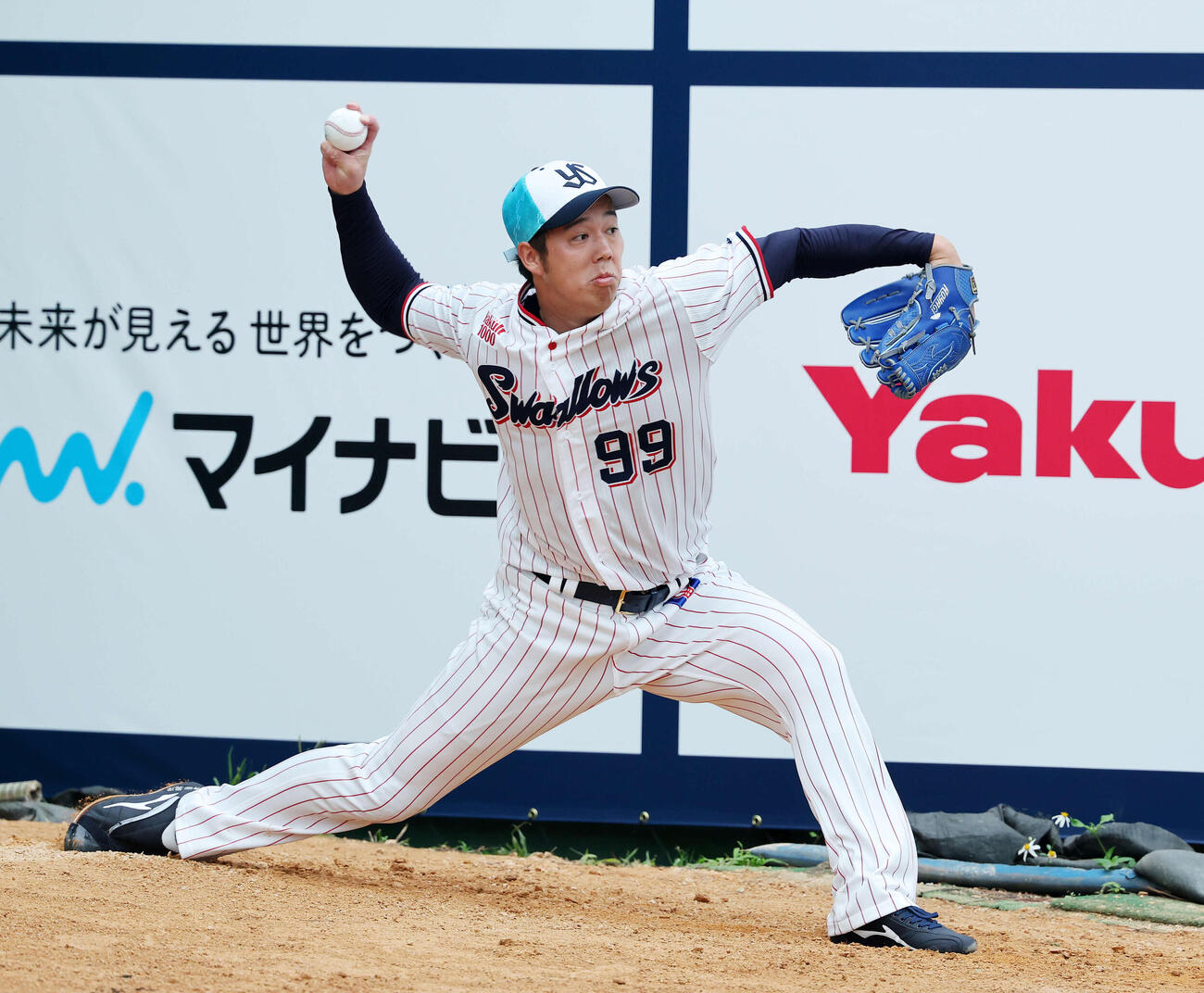 ブルペンで投球練習するヤクルト青柳（撮影・鈴木正人）　
