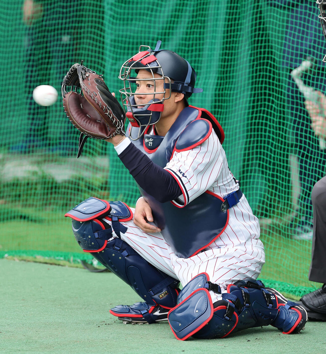 ブルペンで投手の球を受けるヤクルト中村悠（撮影・鈴木正人）　