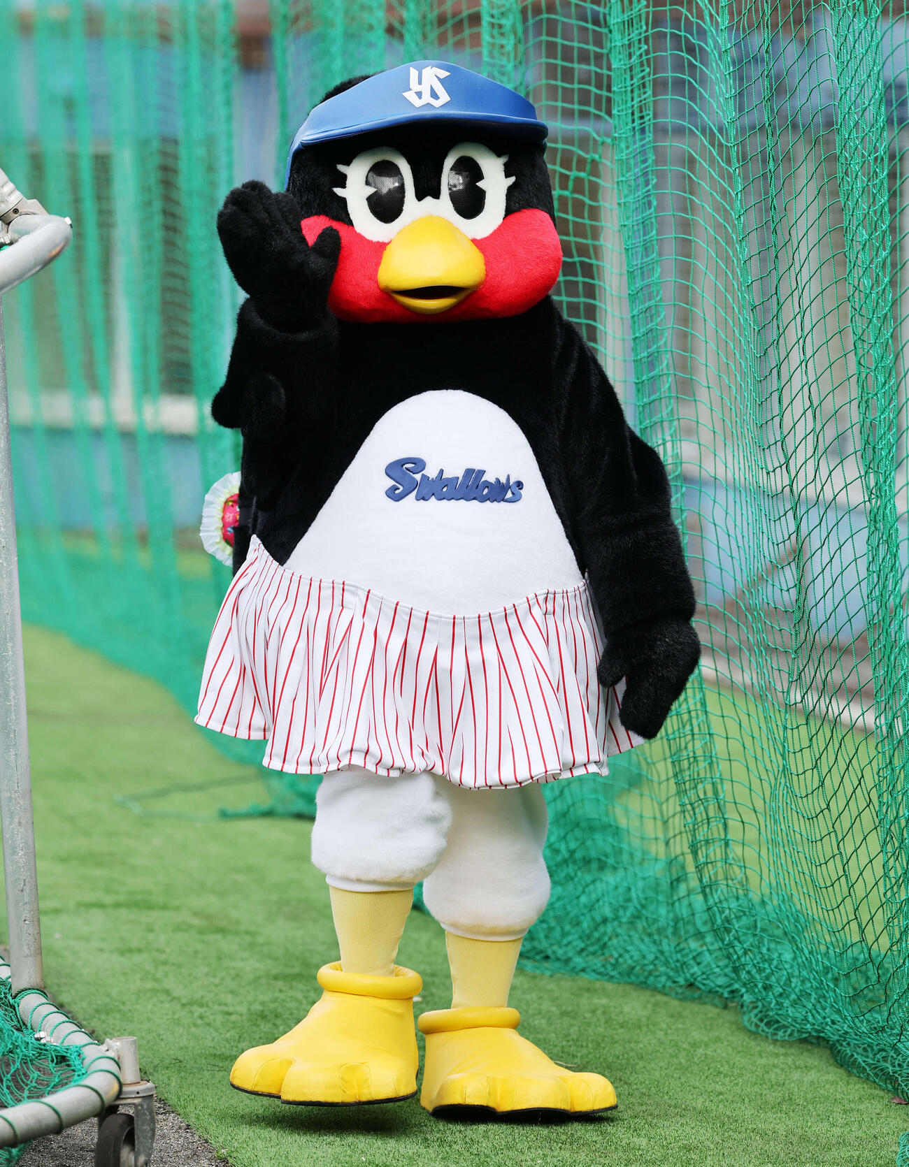 ファンに手を振るつばみ（撮影・鈴木正人）　