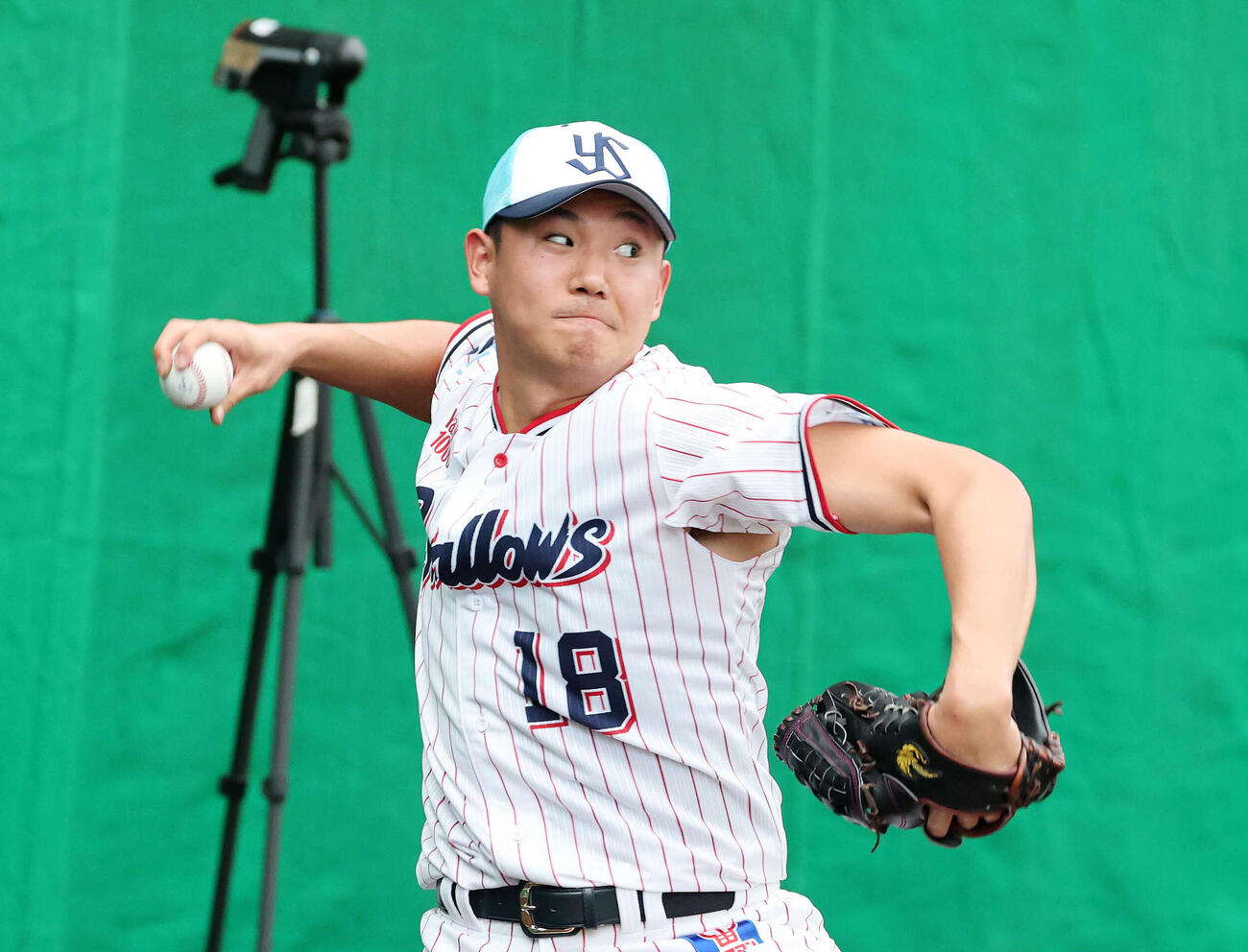 ブルペンで投球練習するヤクルト奥川（撮影・鈴木正人）　