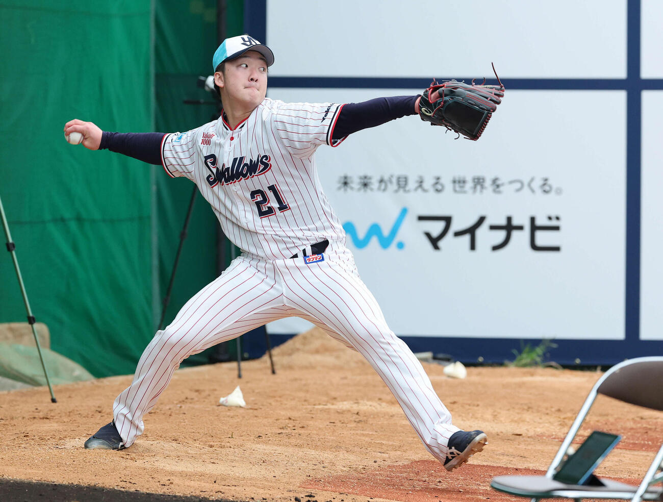 ブルペンで投球練習するヤクルト吉村（撮影・鈴木正人）　