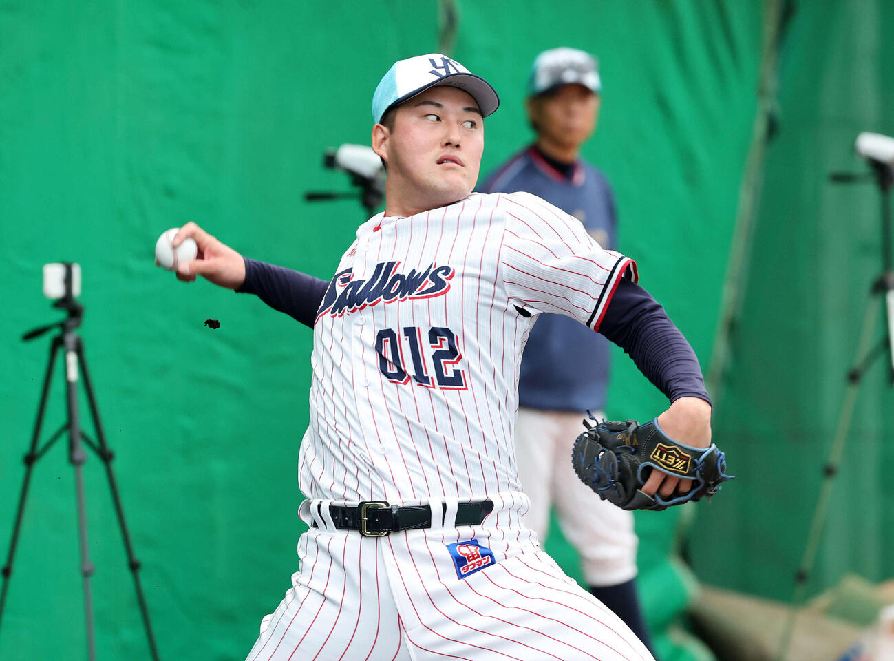 ブルペンで投球練習するヤクルト広沢（撮影・鈴木正人）　