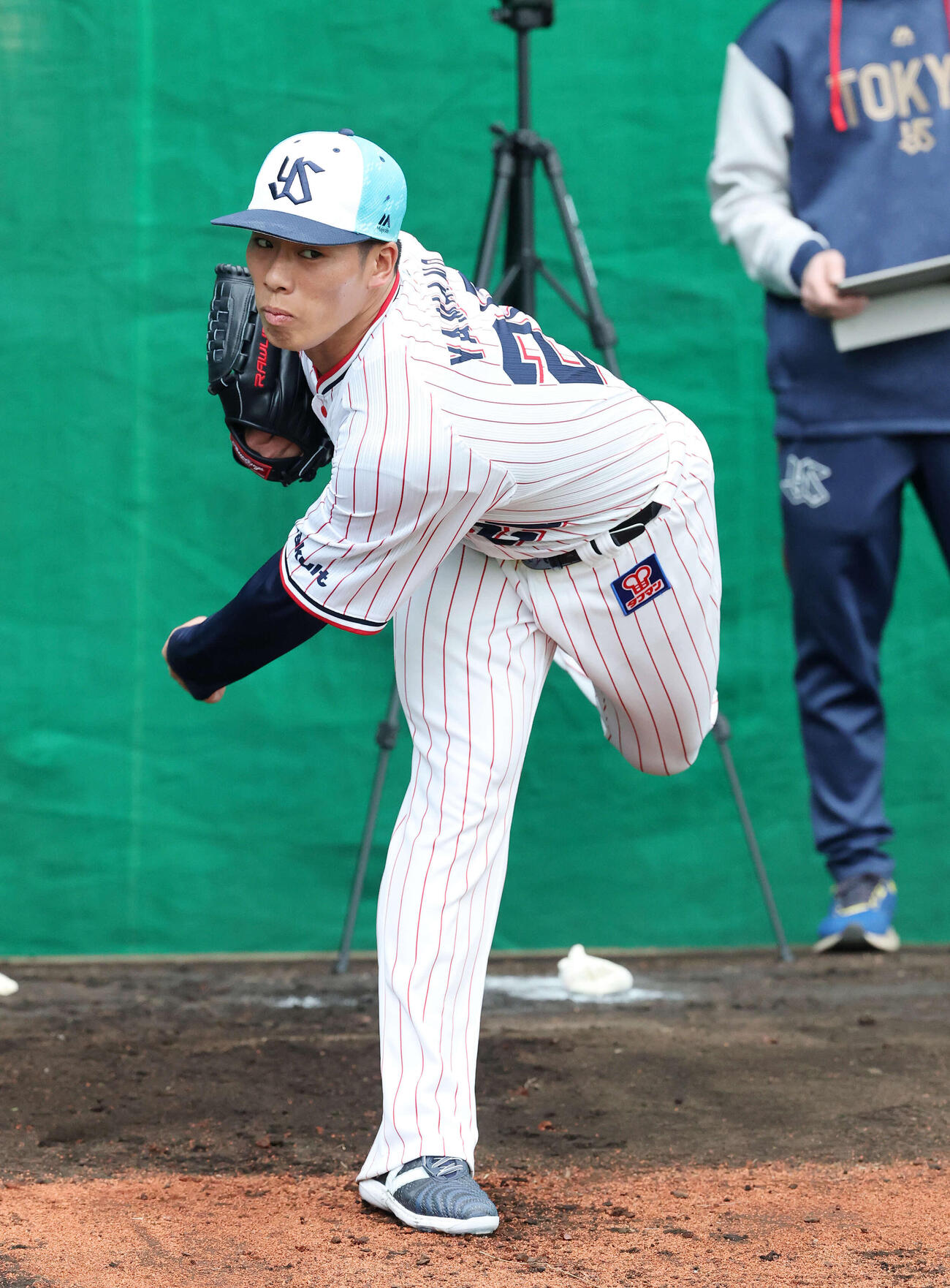 ブルペンで投球練習するヤクルト山野（撮影・鈴木正人）　
