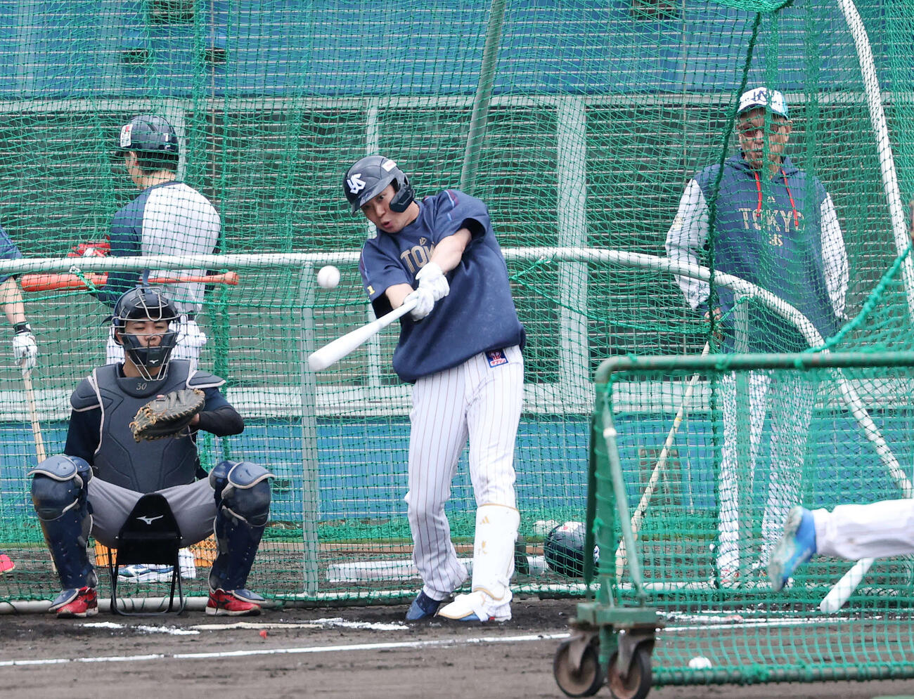 フリー打撃するするヤクルト山田と池山監督（右）（撮影・鈴木正人）　