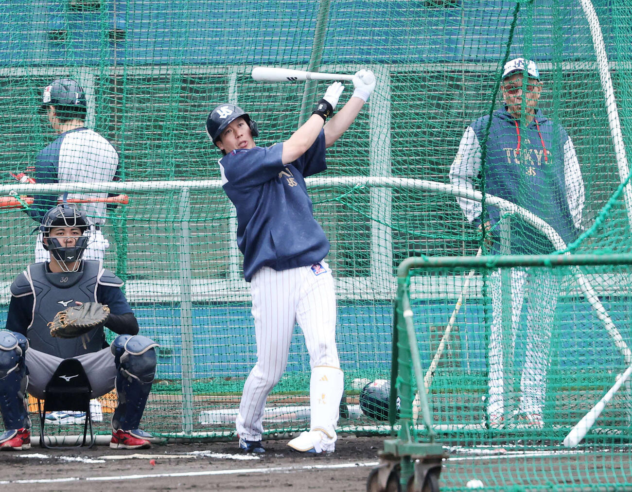 フリー打撃するするヤクルト山田と池山監督（右）（撮影・鈴木正人）　