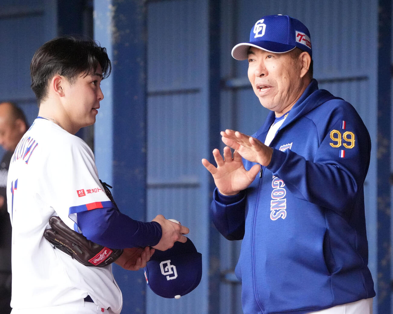 ブルペンで言葉を交わす中西（左）と井上監督（撮影・森本幸一）