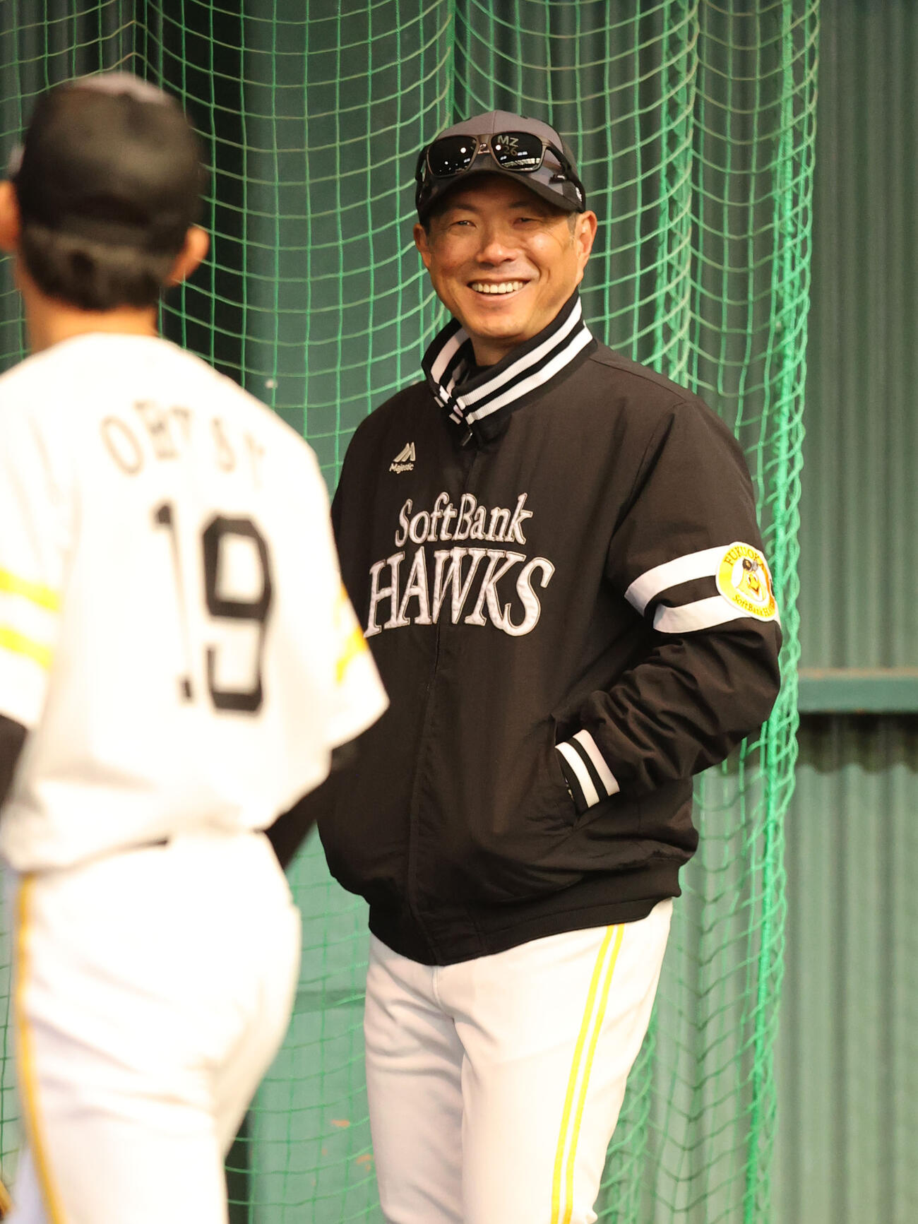 ブルペンで大津亮介に笑顔を見せて話しかけるソフトバンク小久保監督（撮影・梅根麻紀）