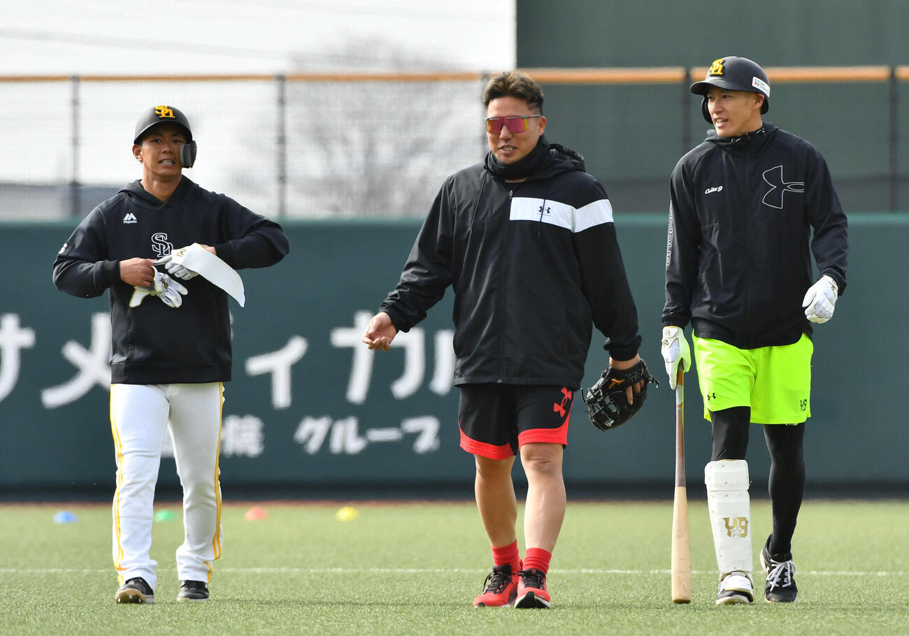 談笑しながら移動する、左からソフトバンク今宮、山川、柳田（撮影・岩下翔太）