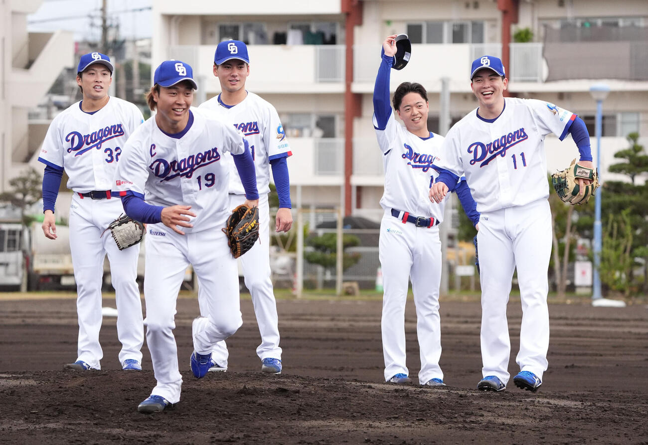 ノックを受ける投手陣左から伊藤、高橋宏、金丸、桜井、中西（撮影・森本幸一）