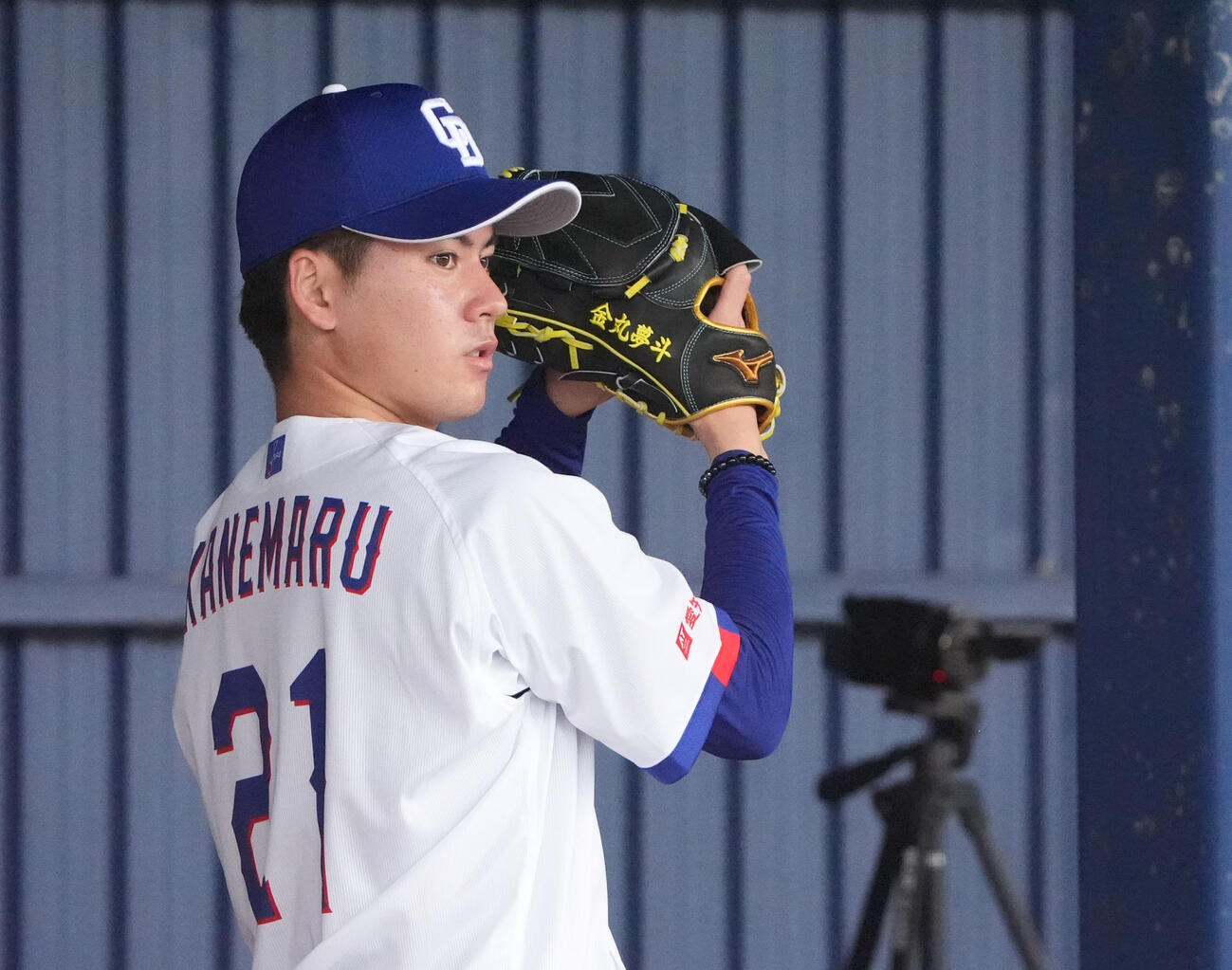 ブルペンで投球練習をする金丸（撮影・森本幸一）