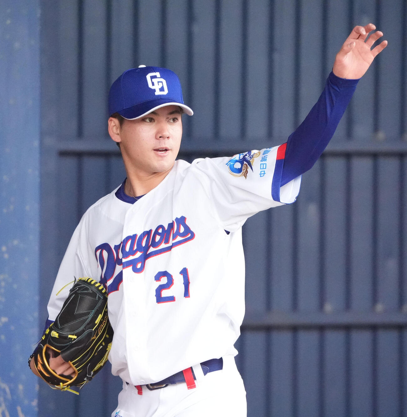 ブルペンで投球練習をする金丸（撮影・森本幸一）