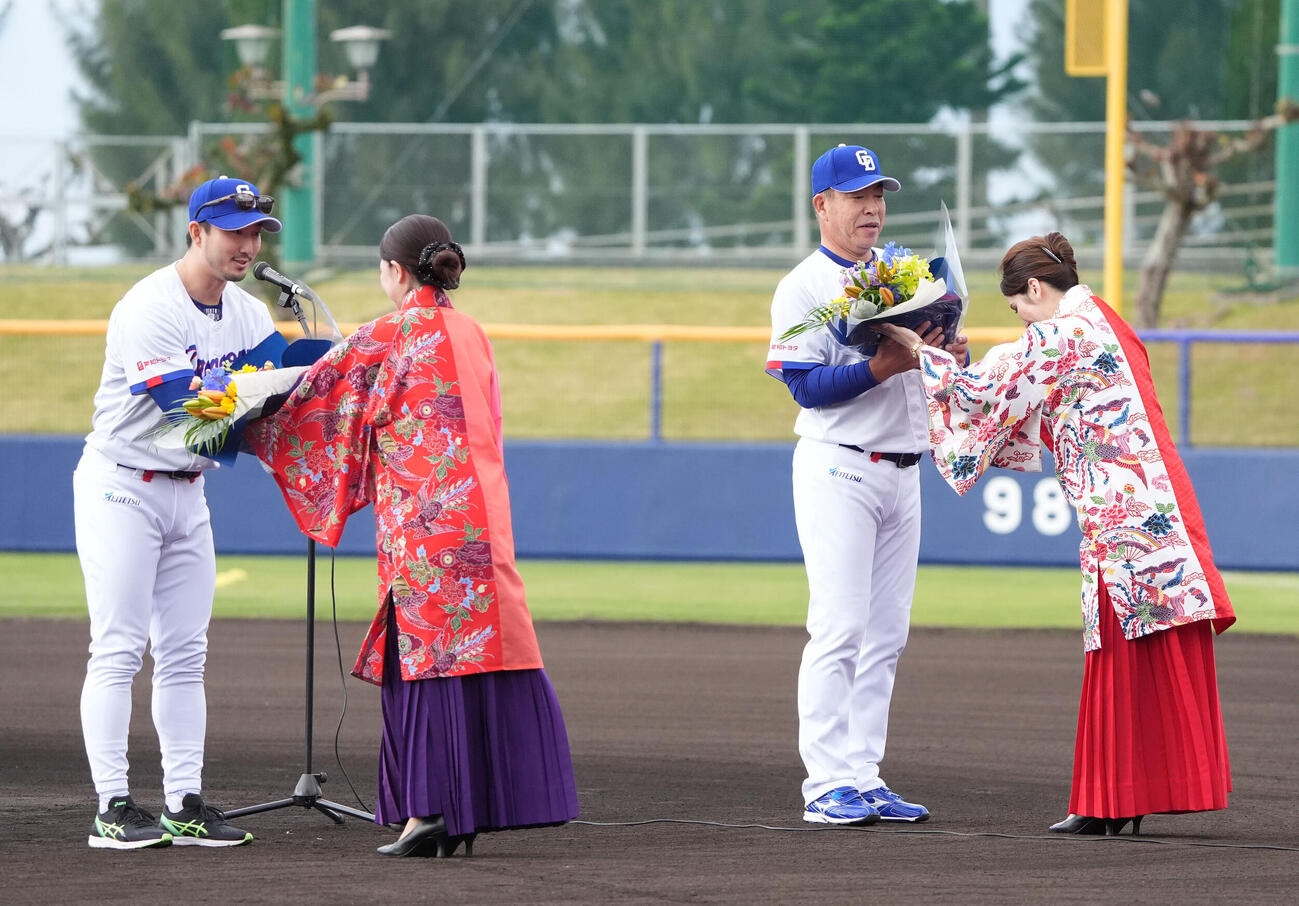 キャンプインセレモニーで花束を受け取る藤嶋（左）と井上監督（撮影・森本幸一）
