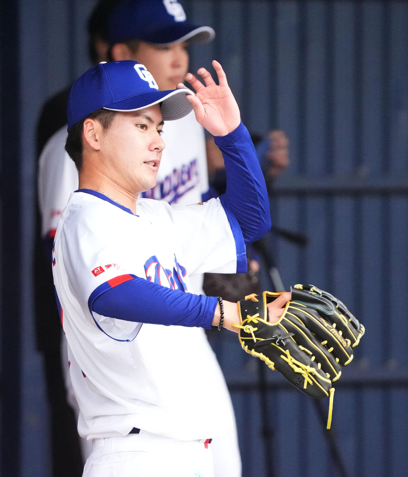 ブルペンで投球練習をする金丸（撮影・森本幸一）