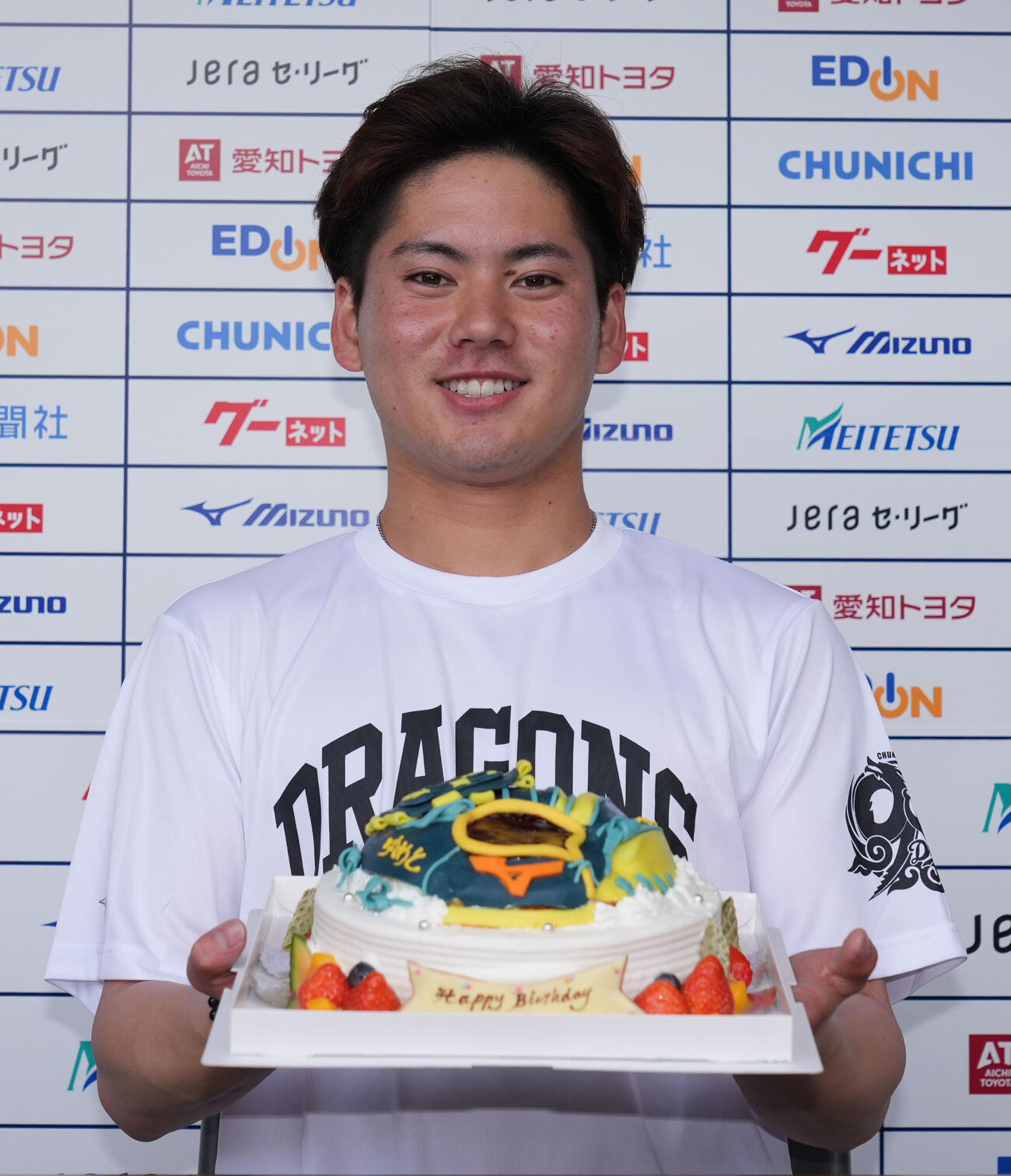トレーニング終了後に今日、誕生日を迎えた金丸は報道陣から贈られたバースデーケーキを手に笑顔を見せる（撮影・森本幸一）