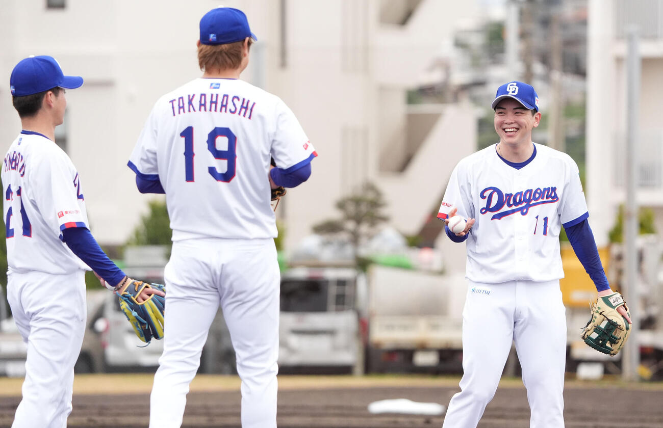 中西（右）は金丸、高橋宏らと明るい表情で言葉を交わす（撮影・森本幸一）