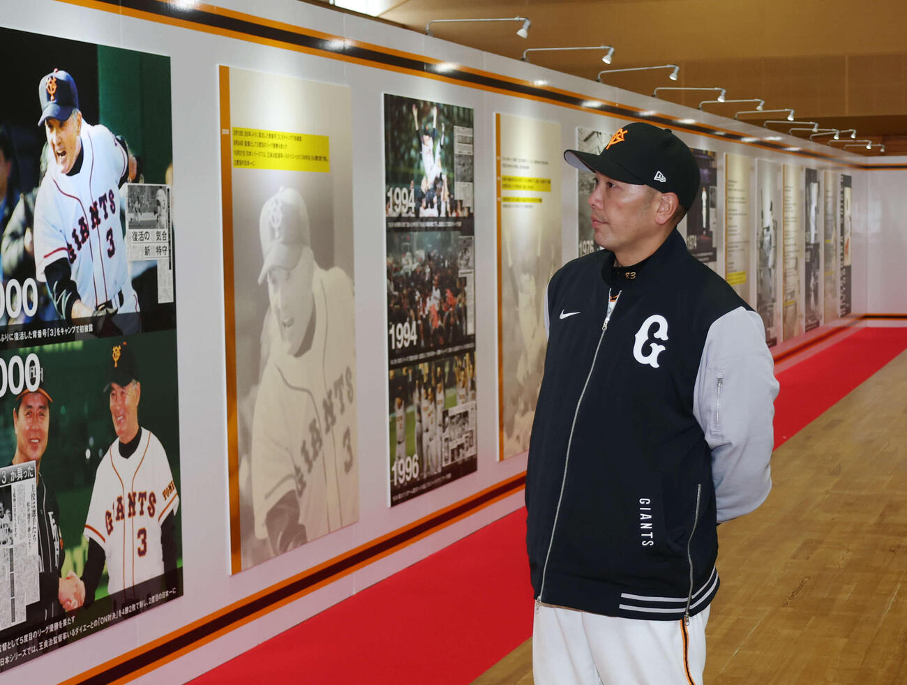 春季キャンプが行われているひなた宮崎県総合運動公園で、開催されている長嶋茂雄展を見学する巨人阿部監督（撮影・増田悦実）